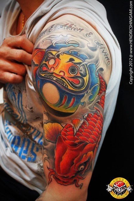 手臂色彩鲜艳的鲤鱼和达摩纹身图案