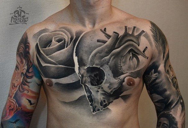 黑白胸部骷髅与心脏和玫瑰纹身图案