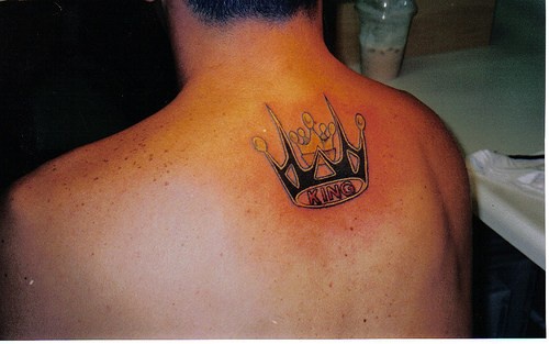 背部经典的皇冠纹身图案