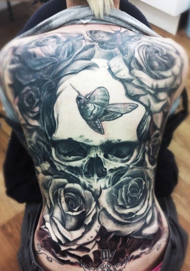 背部惊人的大面积黑白玫瑰与骷髅纹身图案