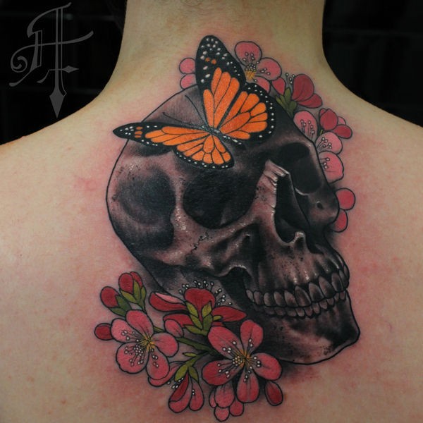 背部彩色的骷髅与花朵和蝴蝶纹身图案