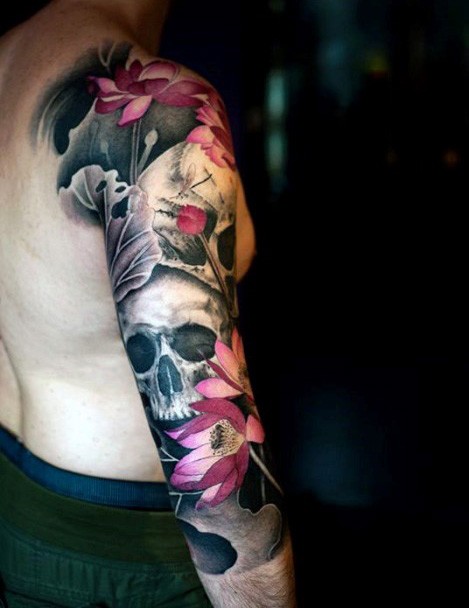 手臂壮观的彩色美丽花朵与骷髅纹身图案