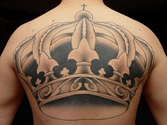 背部皇冠和百合花纹章纹身图案