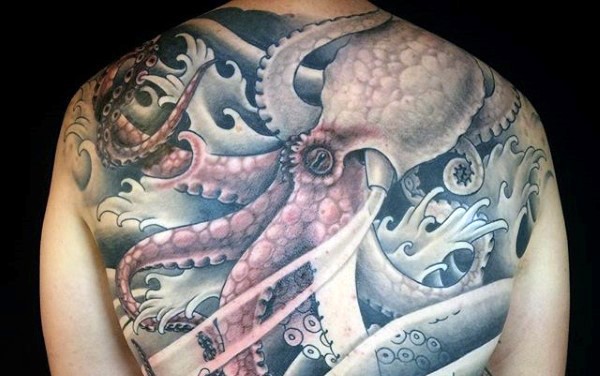 背部难以置信的彩绘章鱼和波浪纹身图案