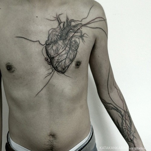 胸部雕刻风格黑色华丽的心脏纹身图案