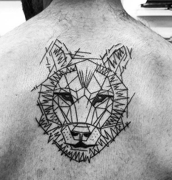 背部黑色线条的狼头纹身图案