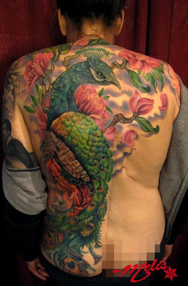 背部华丽的惊人彩色大孔雀花朵纹身图案