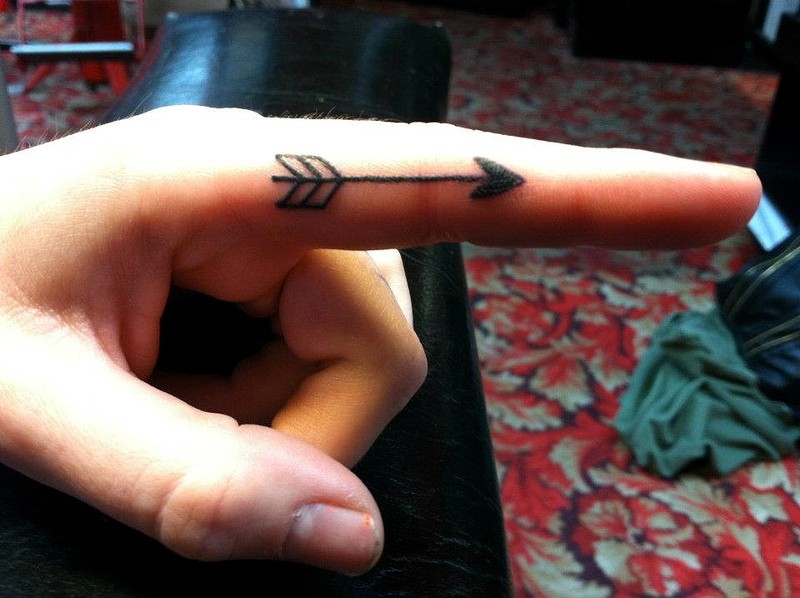 手指小小设计的箭头纹身图案