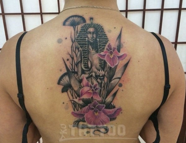 背部埃及女子雕像和彩色花朵纹身图案