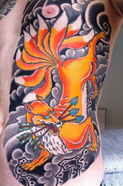 胸部亚洲风格的彩色邪恶九尾狐纹身图案