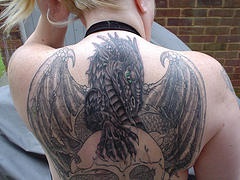 背部翅膀龙和骷髅纹身图案