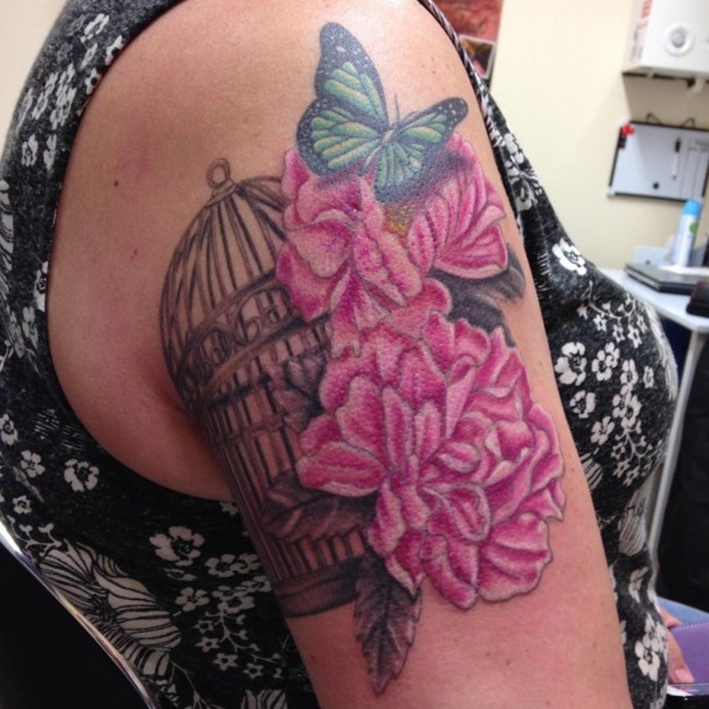 手臂粉红色牡丹花与蝴蝶和鸟笼纹身图案