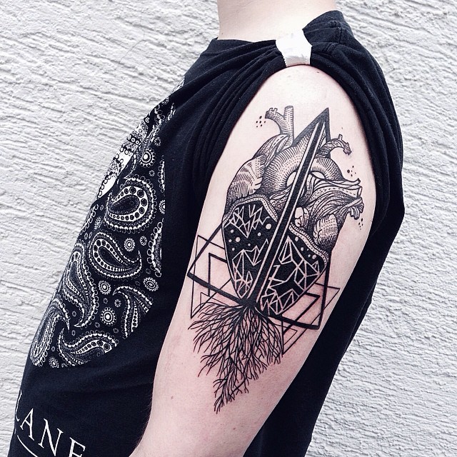 大臂黑色心脏树枝与几何纹身图案
