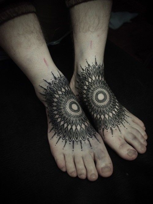 脚背黑色的点刺梵花纹身图案