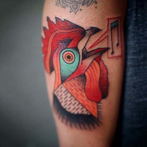 简单的彩色公鸡和音符手臂纹身图案
