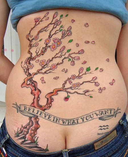 腰部盛开的樱花树和铭文纹身图案