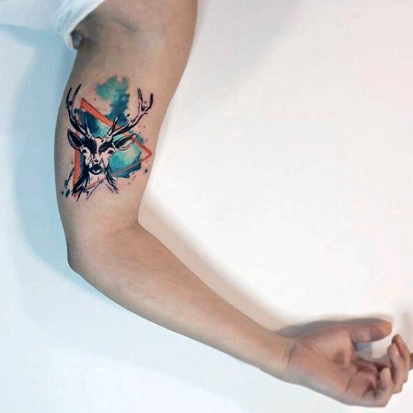 手臂简单的彩色泼墨几何小鹿纹身图案
