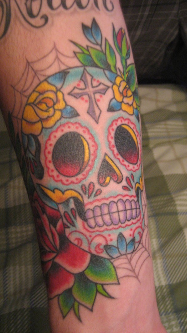手臂上的五颜六色骷髅玫瑰纹身图案