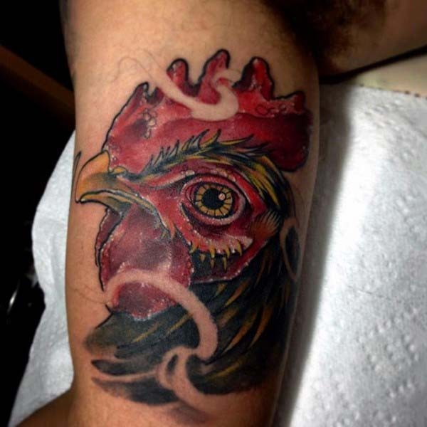 手臂绘制非常逼真的公鸡头部纹身图案