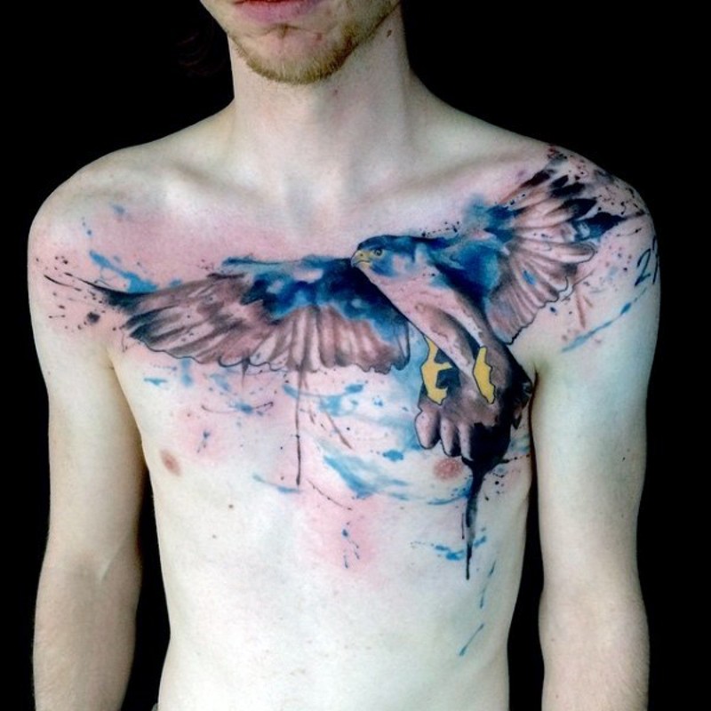 男性胸部美丽的水彩风格大鹰纹身图案
