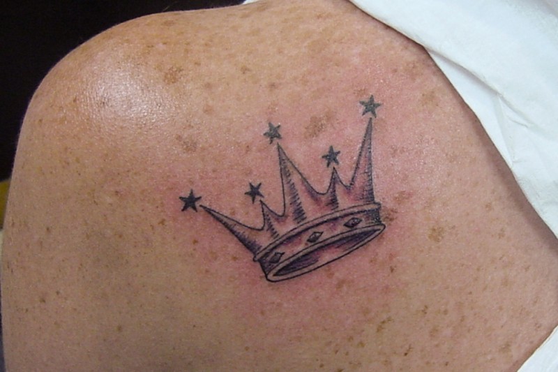 背部皇冠与星星纹身图案