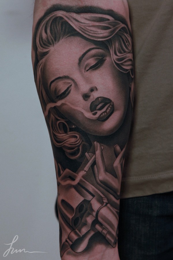 手臂吸烟的女人肖像与手枪纹身图案