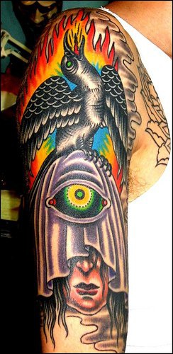 彩色的眼球和乌鸦手臂纹身图案