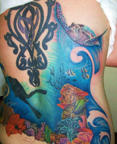 背部彩色的海底世界纹身图案