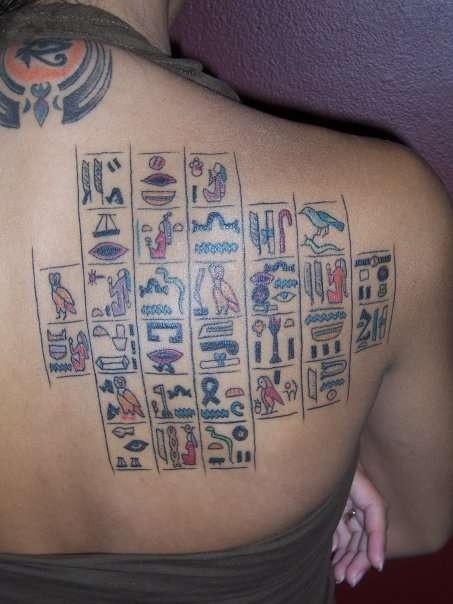 背部彩色的埃及象形文字纹身图案