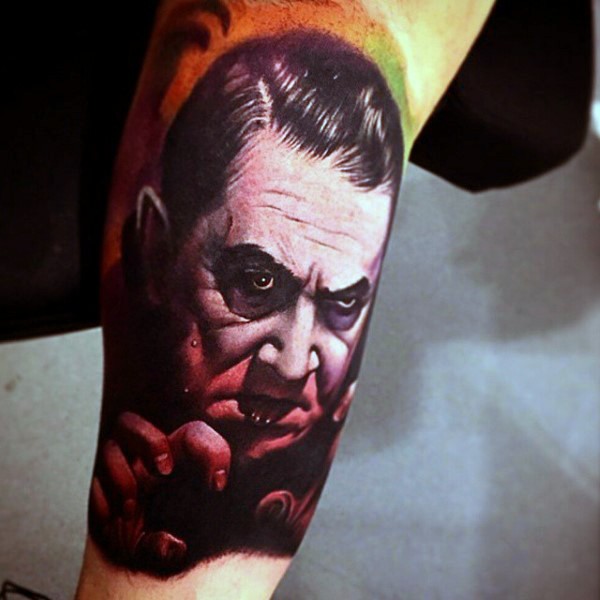 手臂恐怖风格的男性吸血鬼纹身图案
