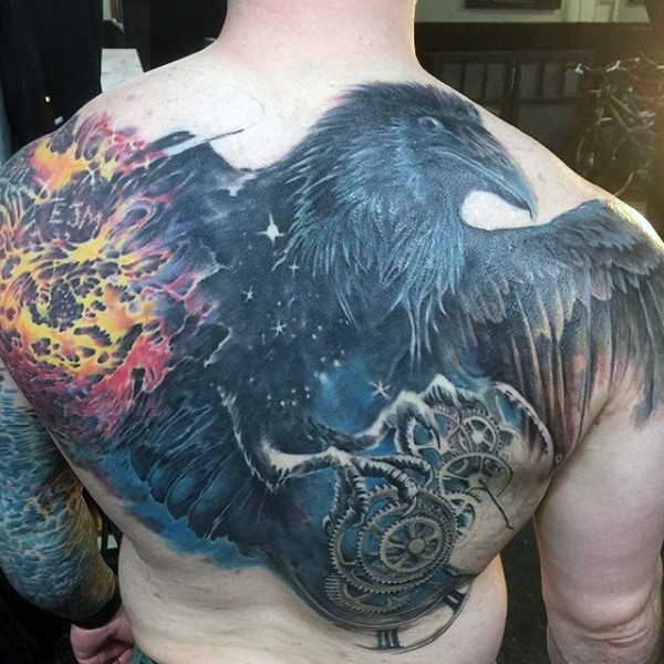 背部彩色的写实乌鸦机械和大爆炸纹身图案