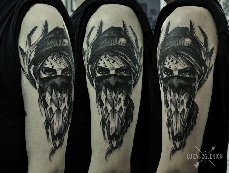 大臂雕刻风格黑色蒙面女子纹身图案