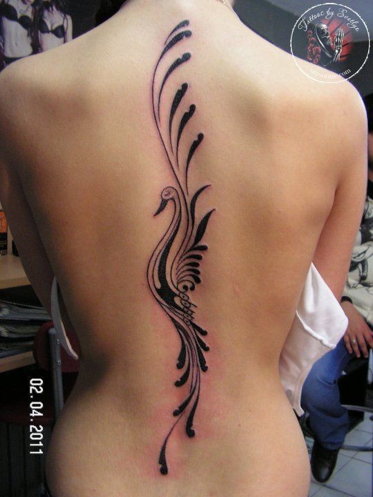 背部可爱的黑色藤蔓凤凰纹身图案