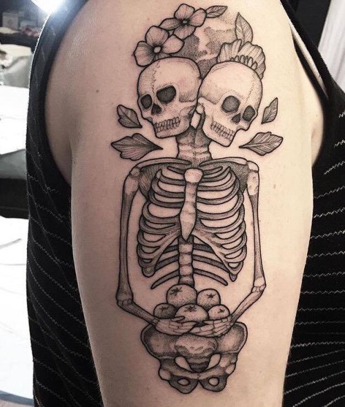 大臂雕刻风格黑色人类骨架和花朵纹身图案