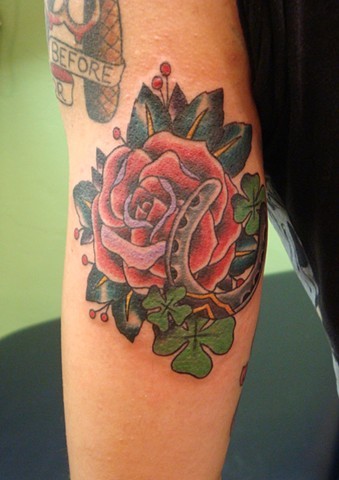 手臂四叶草和马蹄铁红玫瑰纹身图案