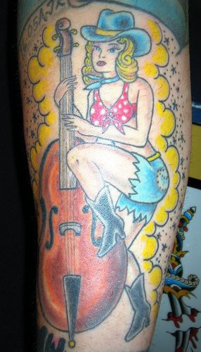 大提琴女孩彩色手臂纹身图案