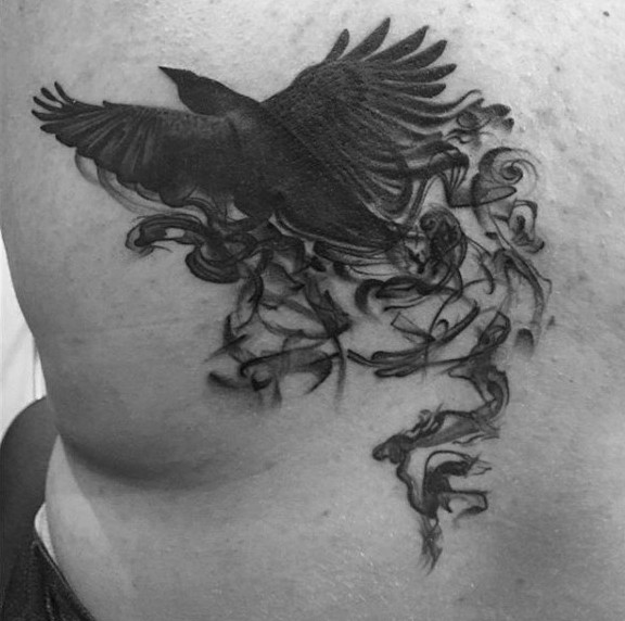 背部黑色的神秘乌鸦纹身图案
