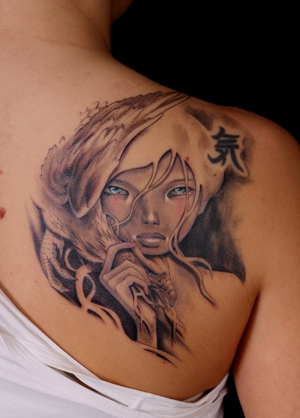 背部亚洲式彩色女孩和符号纹身图案