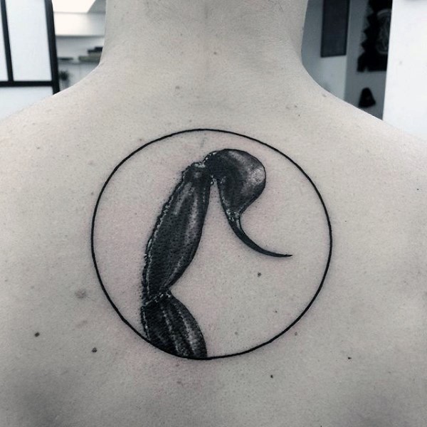 背部令人印象深刻的黑色蝎子尾纹身图案