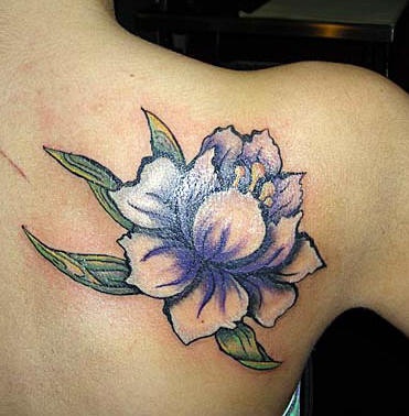 背部白色和紫色美丽的花朵纹身图案