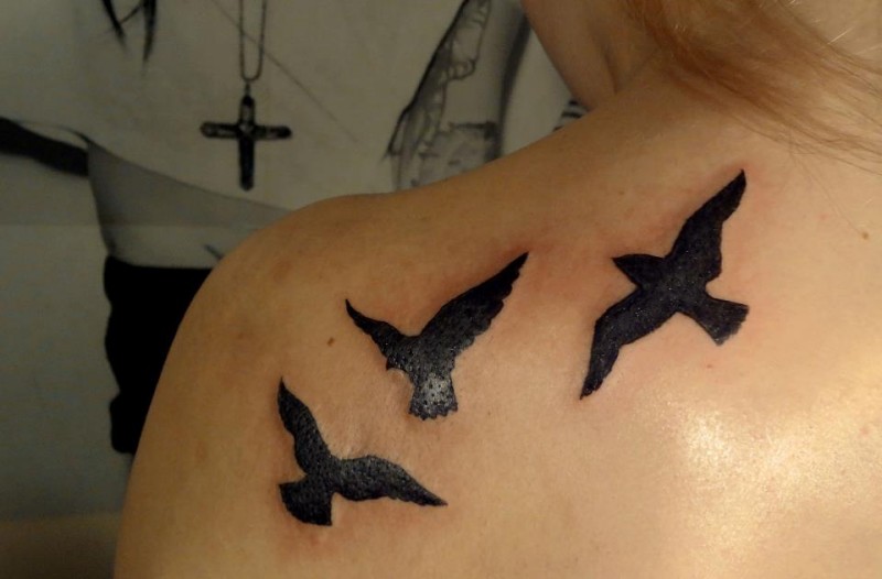 肩部三只黑色的小鸟纹身图案