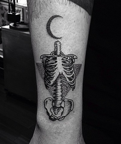 小腿雕刻风格黑色骨架与月亮纹身图案