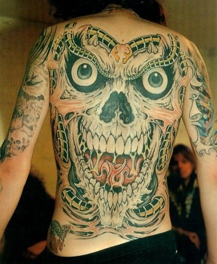 背部大笑的恶魔头像纹身图案