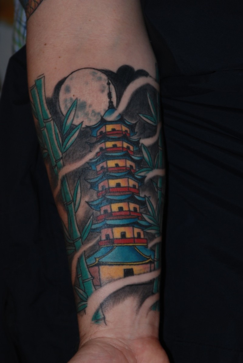 小臂卡通风格的亚洲寺庙和竹子纹身图案