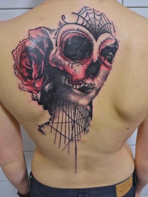 背部墨西哥式彩色骷髅和花朵纹身图案