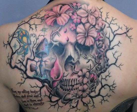 背部好看的彩色骷髅花朵和蝴蝶纹身图案