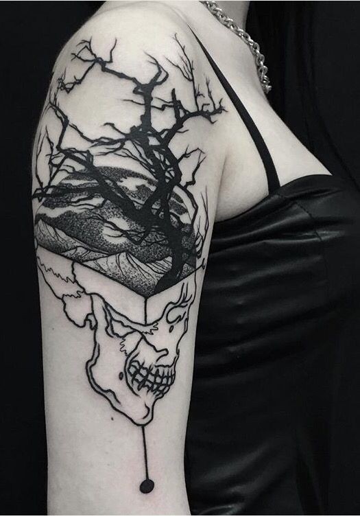 大臂神秘的黑色骷髅与树和山组合纹身图案