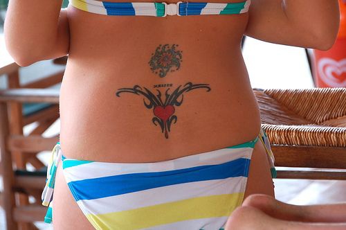 腰部红色心形和花朵图腾纹身图案