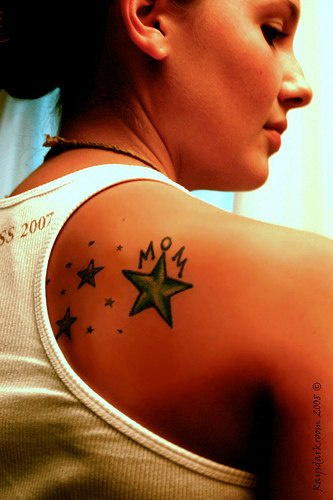 女生背部星星与字母纹身图案