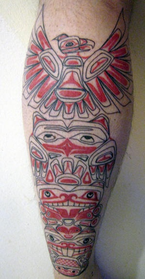 小腿红色部落风格的鸟和人纹身图案